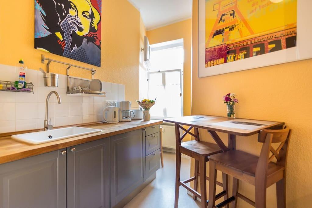 Zentrale Altbauwohnung Im Helmholtzkiez Berlin Exterior photo
